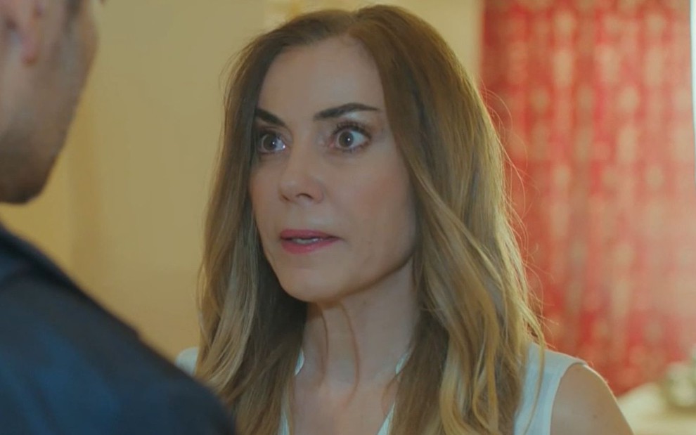 Julide (Şebnem Köstem) em cena da novela Força de Mulher