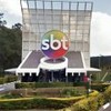 Imagem da sede do SBT em São Paulo, com a logomarca gigantesca da emissora