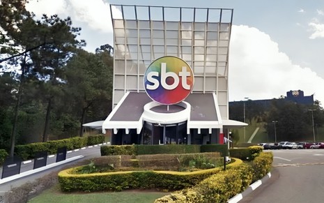 Imagem da sede do SBT em São Paulo, com a logomarca gigantesca da emissora