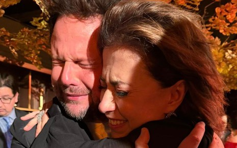 Selton Mello abraça Fernanda Torres no Globo de Ouro; o ator está com expressão de choro