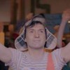 O ator Pablo Cruz Guerrero como Roberto Bolãnos como Chaves em cena de Chespirito: Sem Querer Querendo