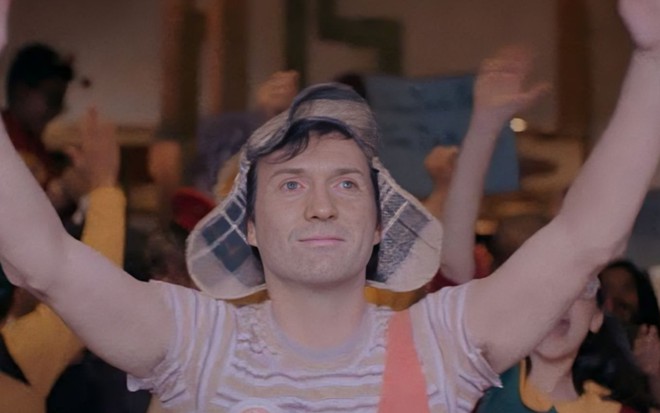 O ator Pablo Cruz Guerrero como Roberto Bolãnos como Chaves em cena de Chespirito: Sem Querer Querendo