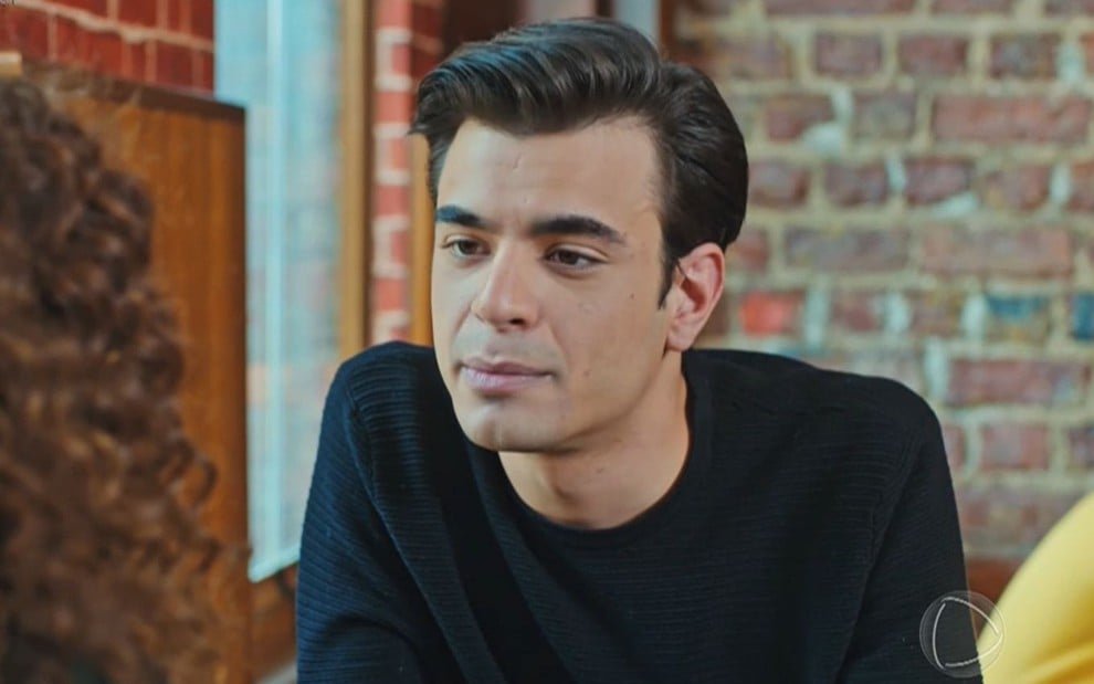 Levent (Semi Sırtıkkızıl) em cena da novela Força de Mulher