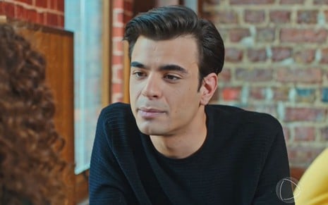 Levent (Semi Sırtıkkızıl) em cena da novela Força de Mulher