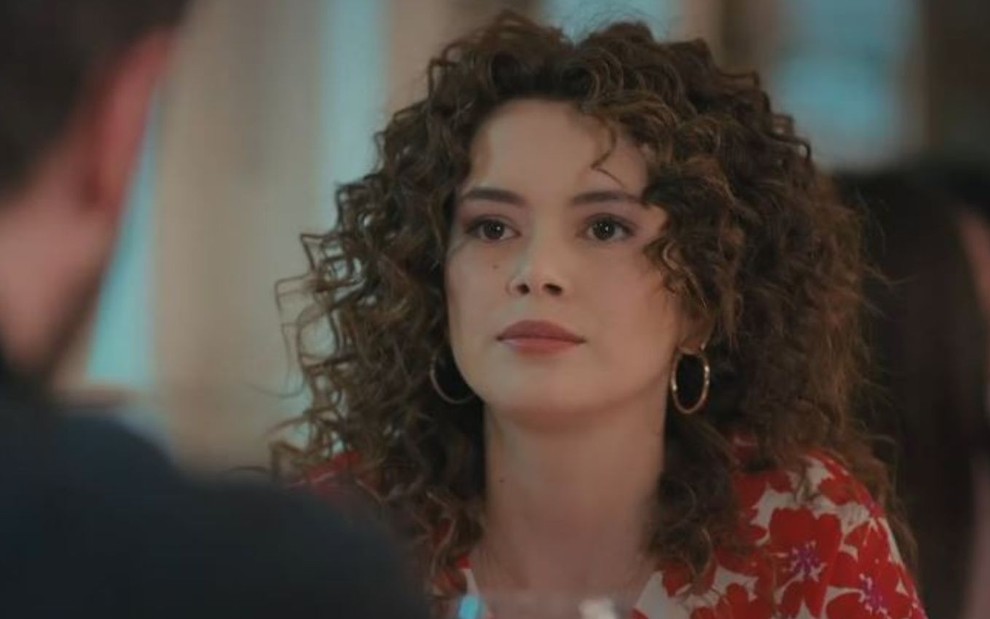 Sirin (Seray Kaya) em cena da novela Força de Mulher