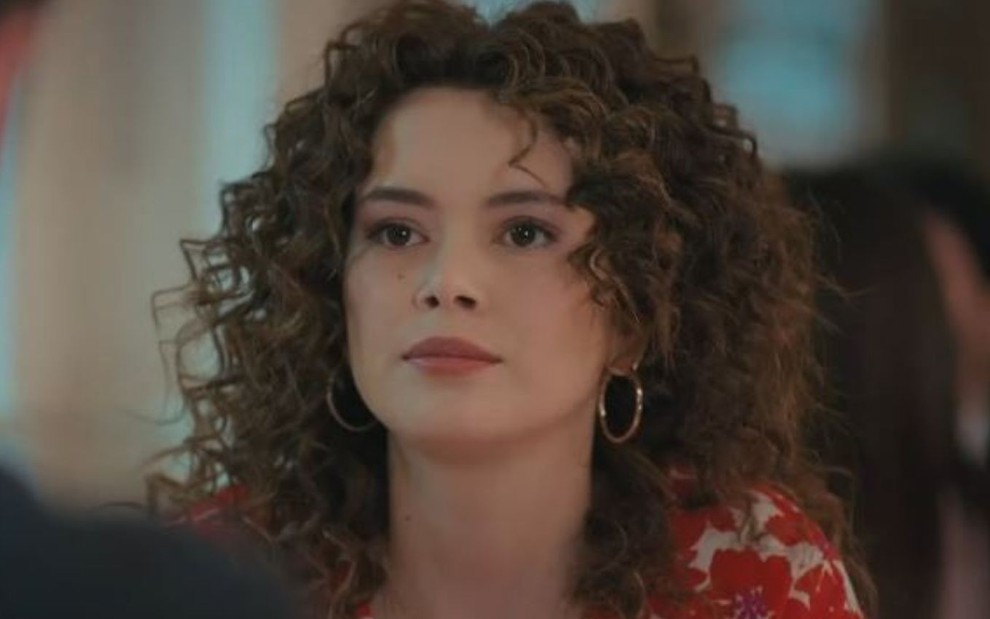Sirin (Seray Kaya) em cena da novela Força de Mulher
