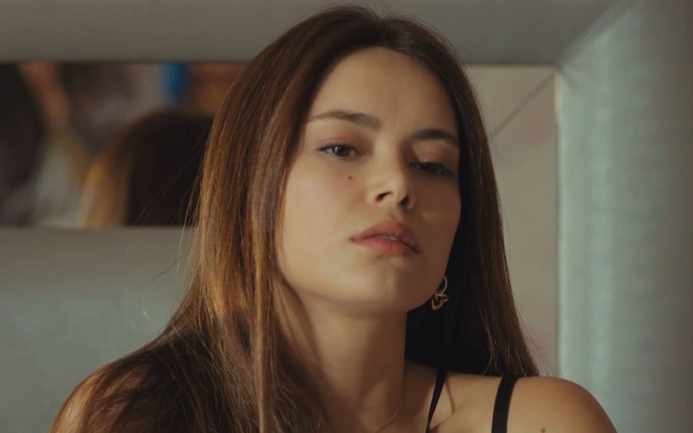 Sirin (Seray Kaya) em cena da novela Força de Mulher