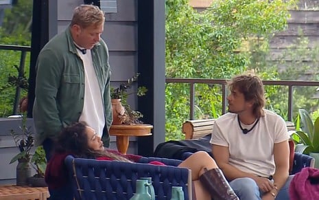 Foto mostra Sergio Hondjakoff, Darlin Ferrattry e Daniel Erthal durante conversa em A Fazenda 18