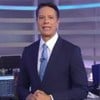 Sergio Aguiar usa terno e está em pé na Redação do Jornal da Record