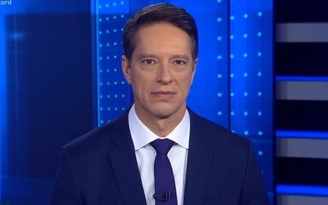 O apresentador Sérgio Aguiar à frente do Jornal da Record