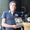 Sérgio Felipe com o livro autobiográfico de Boni