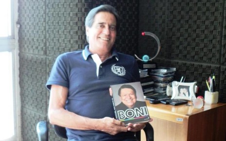 Sérgio Felipe com o livro autobiográfico de Boni