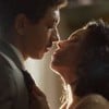 Os atores Sergio Kaufmann e Flávia Reis quase se beijando em cena de Garota do Momento