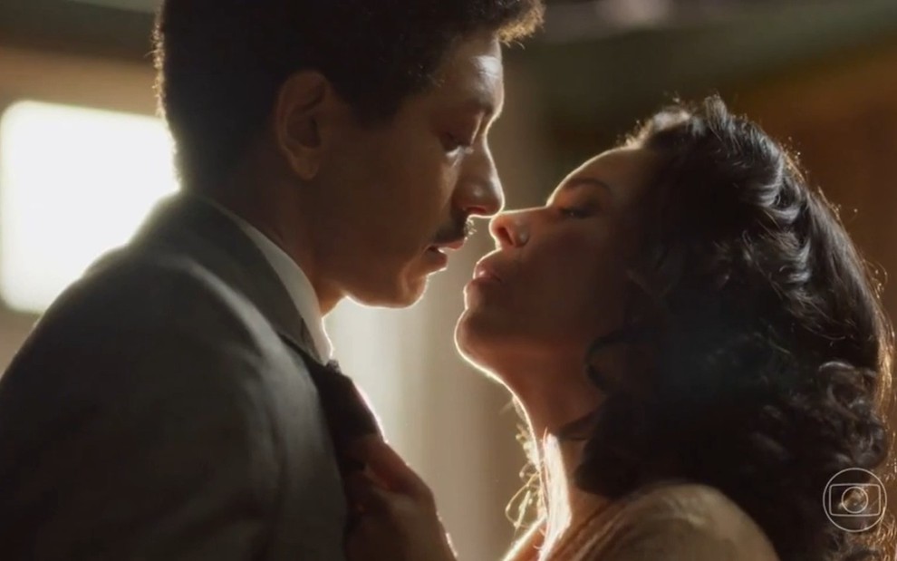 Os atores Sergio Kaufmann e Flávia Reis quase se beijando em cena de Garota do Momento