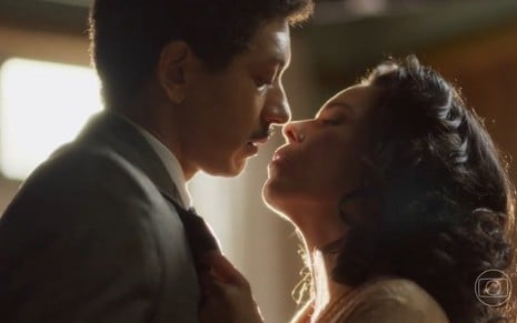 Os atores Sergio Kaufmann e Flávia Reis quase se beijando em cena de Garota do Momento
