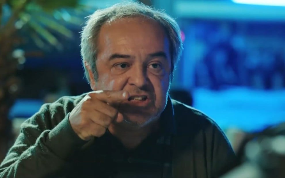 Enver (Şerif Erol) em cena da novela Força de Mulher