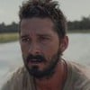 Shia LaBeouf com expressão séria no filme O Falcão Manteiga de Amendoim (2019)