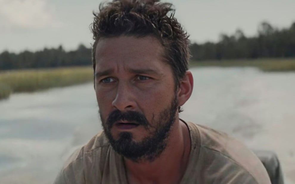 Shia LaBeouf com expressão séria no filme O Falcão Manteiga de Amendoim (2019)