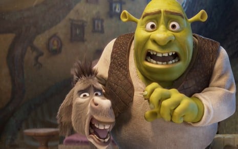 Burro e Shrek estão gritando em cena do filme; estilo de animação está bem diferente