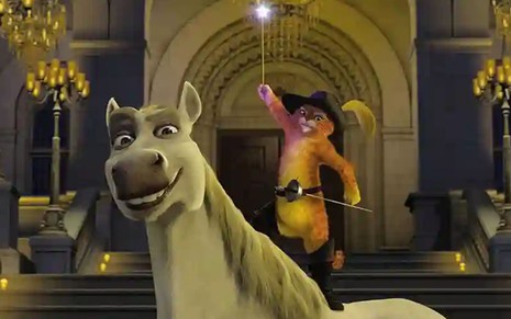 Cena de Shrek 2 com o Burro transformado em alazão e o Gato de Botas segurando uma varinha de condão