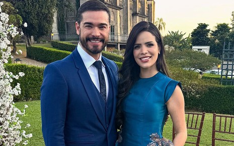 Foto mostra o ator Sidney Sampaio ao lado da mulher, Luana Sales