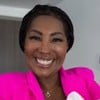 Silvana Oliveira, mãe de Ludmilla, sorrindo com a neta no colo