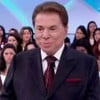 Montagem com uma foto de Silvio Santos, sério, em seu programa; e outra com a lápide no Cemitério Israelita do Butantã