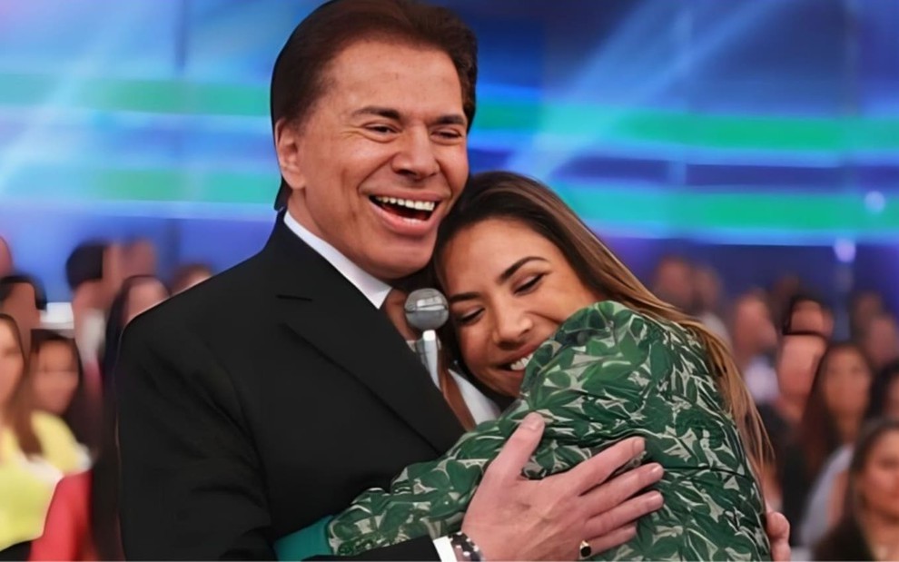 Silvio Santos abraça a filha, Patricia Abravanel, que atualmente apresenta o Programa Silvio Santos