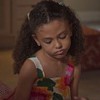 A atriz Elis Cabral com expressão triste em cena de Dona de Mim