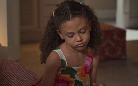 A atriz Elis Cabral com expressão triste em cena de Dona de Mim