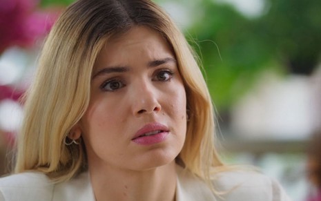 Camila Queiroz com expressão séria na novela Beleza Fatal