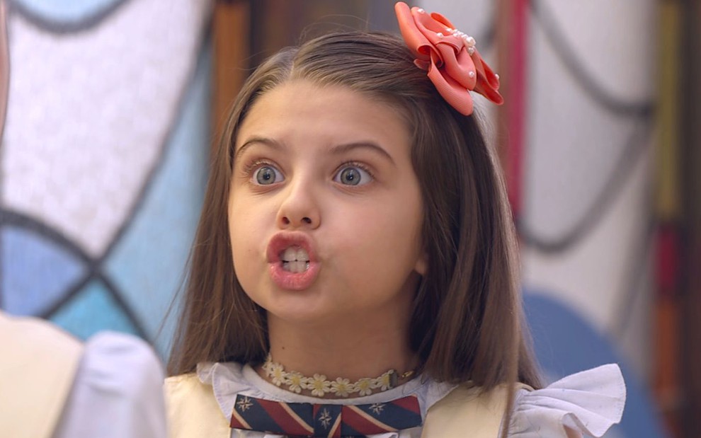 Flora (Sofia Fornazari) em cena de A Caverna Encantada