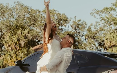 Foto mostra Sofia Liberato abraçada com o marido, Gabriel Gravino