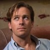 Armie Hammer tem expressão esperançosa em cena do filme Me Chame pelo Seu Nome