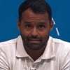 Conrado Santana tem expressão tensa em cenário do Sportv