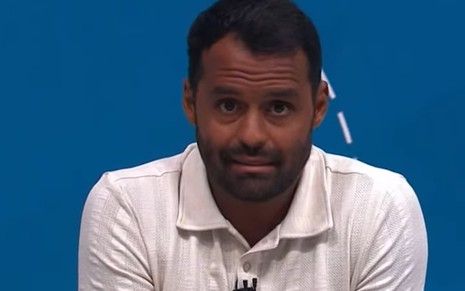 Conrado Santana tem expressão tensa em cenário do Sportv