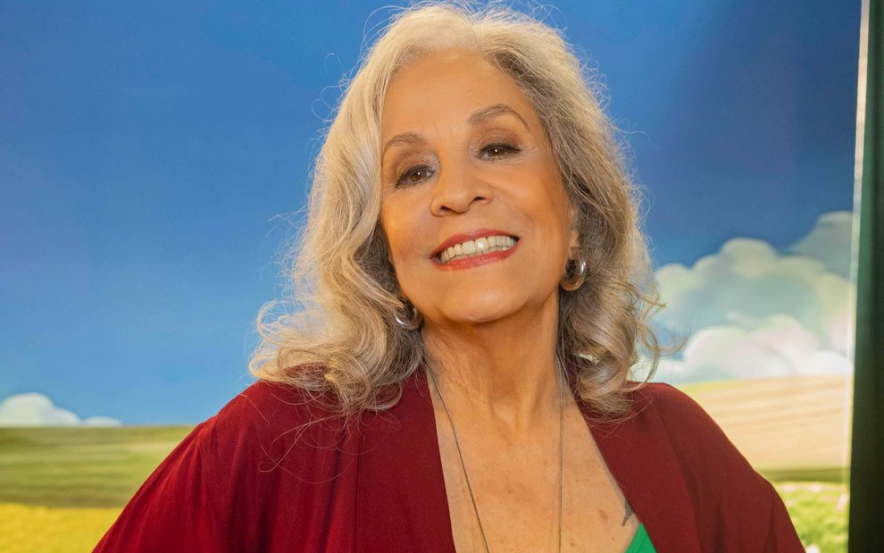 A atriz Stella Miranda sorrindo para foto