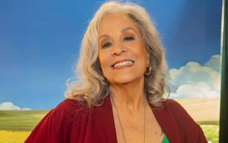 A atriz Stella Miranda sorrindo para foto