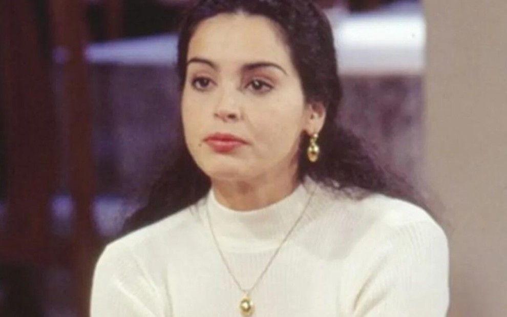 A atriz Suzy Rêgo com expressão séria em cena de A Viagem