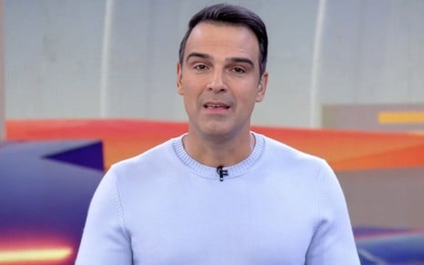 Tadeu Schmidt está nos estúdios Globo e apresenta o BBB 25