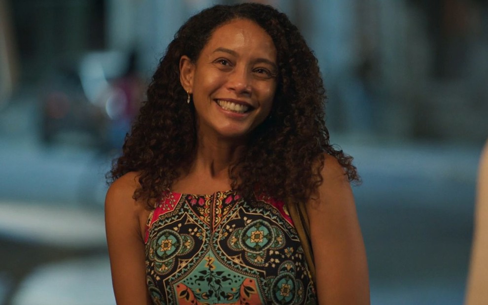 Taís Araujo sorri em cena como Raquel na novela Vale Tudo
