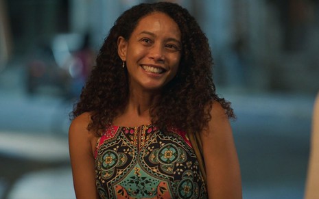 Taís Araujo sorri em cena como Raquel na novela Vale Tudo