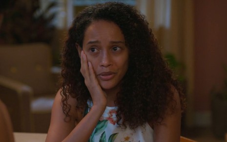 Taís Araujo com expressão séria em cena como Raquel na novela Vale Tudo