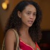 Taís Araujo com expressão séria em cena como Raquel na novela Vale Tudo