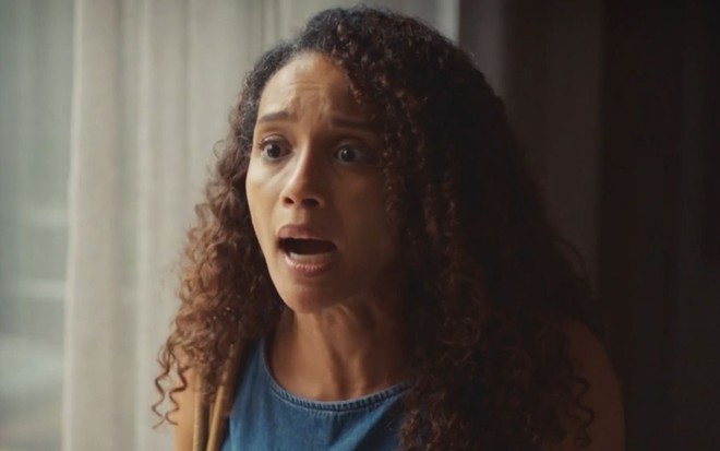 Taís Araujo com expressão de revolta em cena como Raquel na novela Vale Tudo