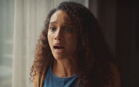 Taís Araujo com expressão de revolta em cena como Raquel na novela Vale Tudo