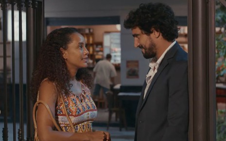 Raquel (Taís Araujo) e Ivan (Renato Góes) se olham frente a frente em cena da novela Vale Tudo