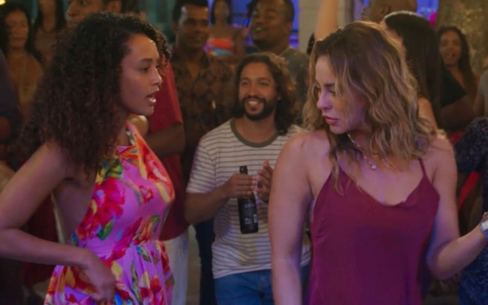 Raquel (Taís Araujo) e Heleninha (Paolla Oliveira) dançam e se encaram em roda de samba no remake de Vale Tudo
