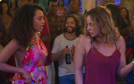 Raquel (Taís Araujo) e Heleninha (Paolla Oliveira) dançam e se encaram em roda de samba no remake de Vale Tudo