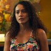 Taís Araujo com expressão séria em cena como Raquel na novela Vale Tudo